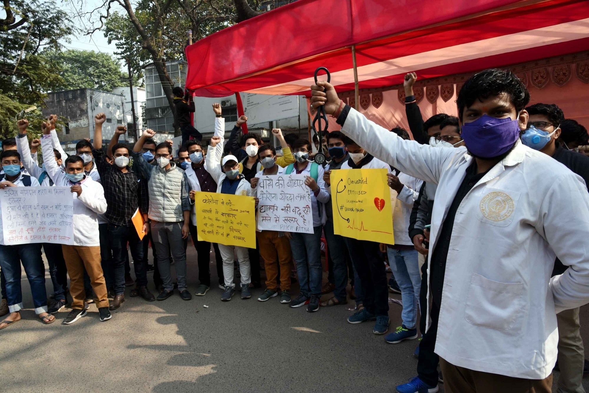 बिहार में कोरोना के बढ़ते संकट के बीच हड़ताल पर गए NMCH के जूनियर डॉक्टर, सुरक्षा की मांग