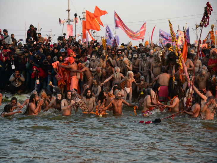 अखाड़े के कई सदस्यों में कोरोना के लक्षण पाए जाने के बाद निरंजनी अखाड़े ने की कुंभ समाप्ति की घोषणा
