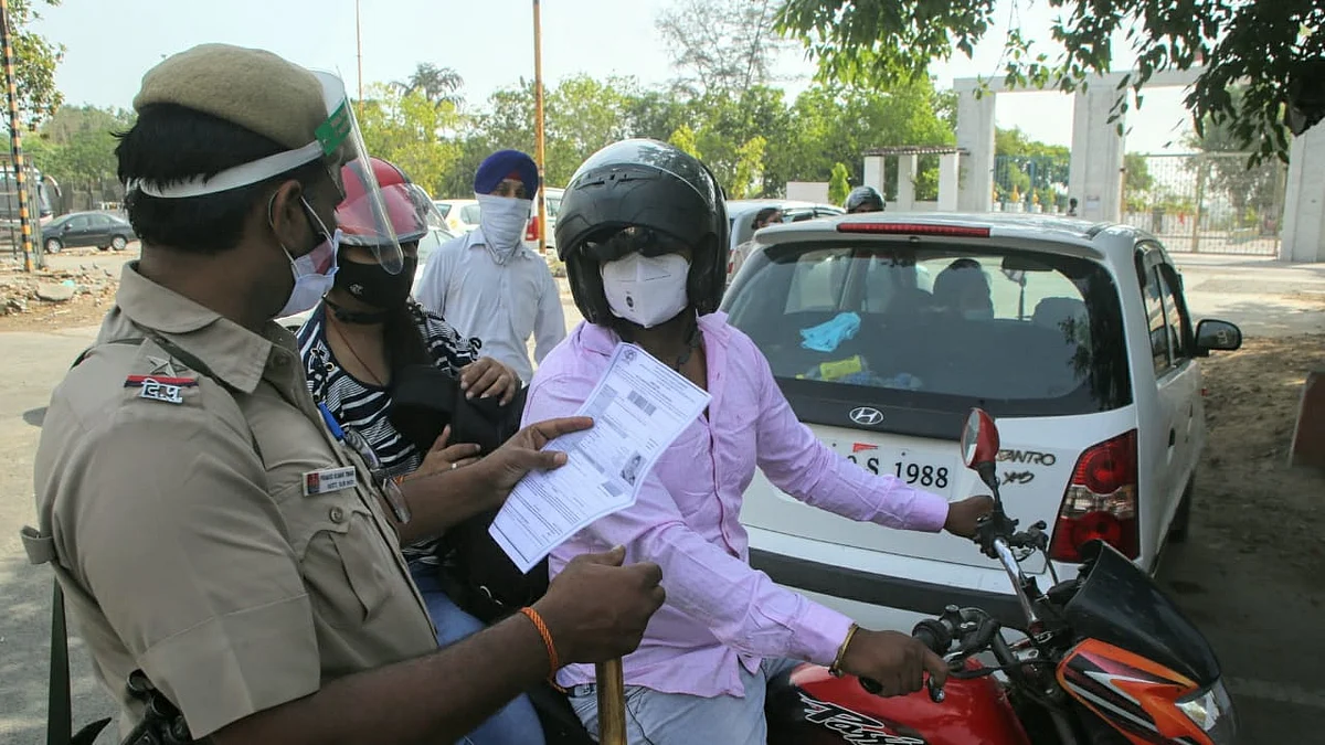 कोरोना: दिल्ली में वीकेंड कर्फ्यू पर सख्त पहरा, सड़कों पर पुलिस मुस्तैद, दुकानें बंद, देखें तस्वीरें