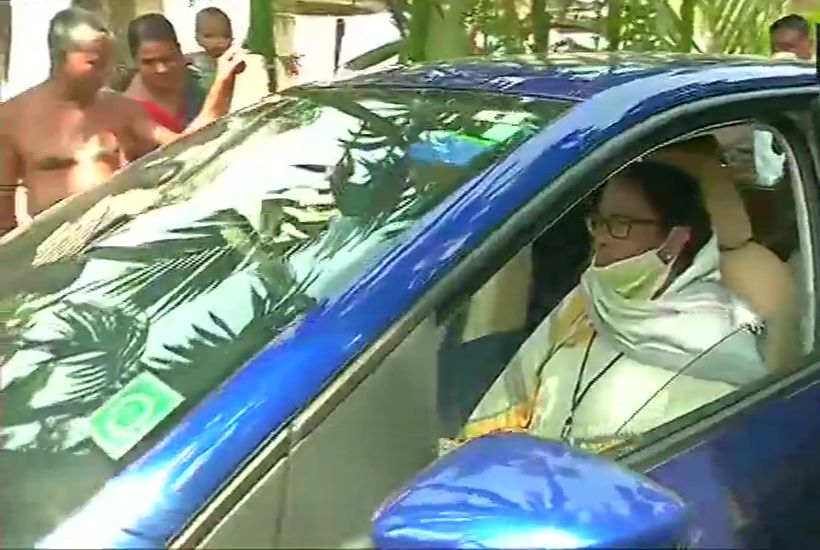 बंगाल चुनावः नंदीग्राम में टीएमसी वोटरों को रोकने का आरोप, ममता ने बूथ से ही राज्यपाल को लगाया फोन