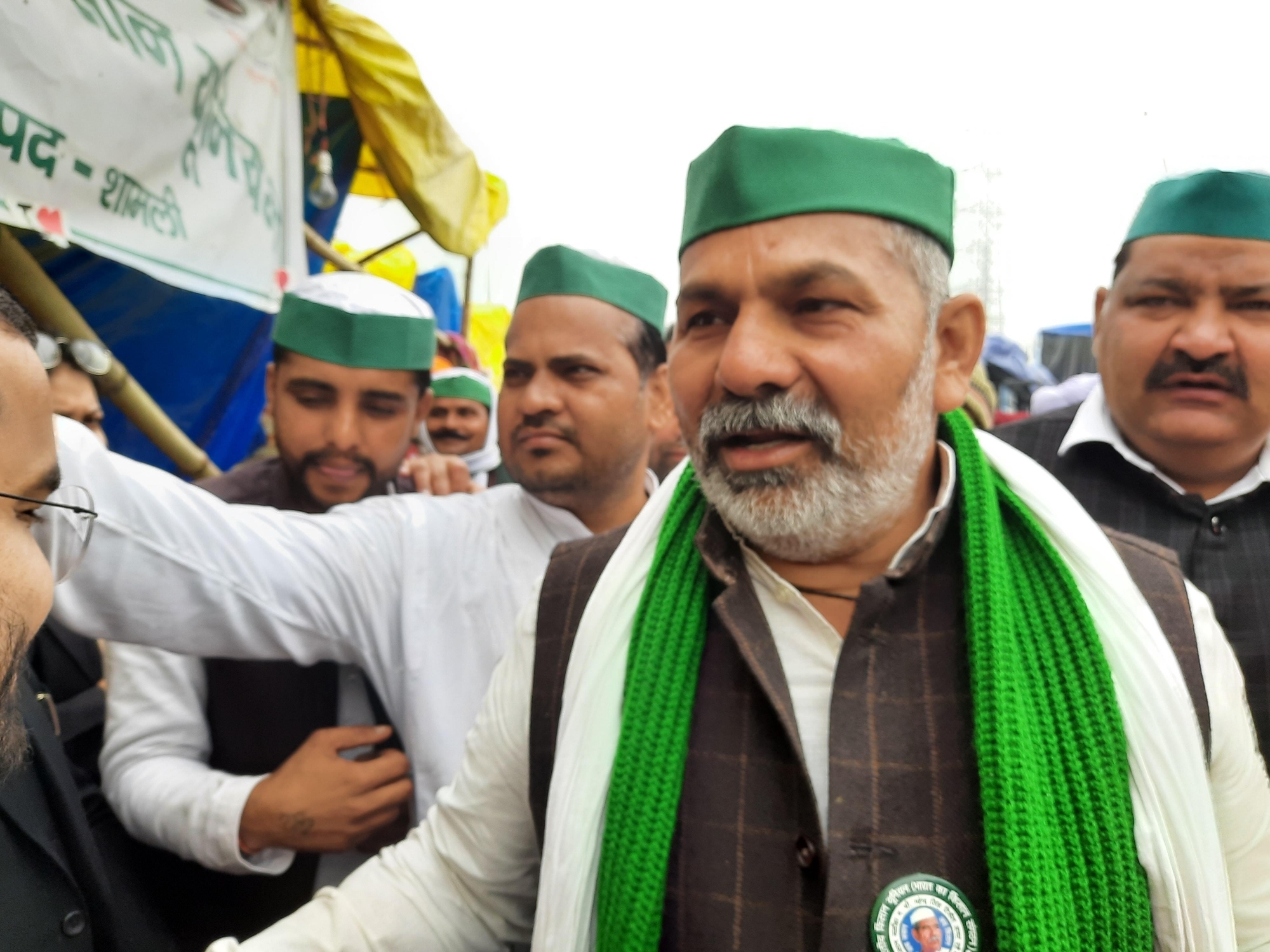 कोरोना के खौफ के बीच दिल्ली के सीमाओं पर किसान अब भी डटे, आंदोलन खत्म करने पर राकेश टिकैत ने कही ये बड़ी बात