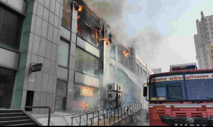 दिल्ली से सटे गाजियाबाद के जयपुरिया मॉल में लगी आग, टॉप फ्लोर जलकर स्वाहा, काबू करने की कोशिश जारी