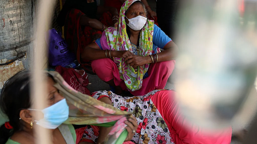 उत्तर प्रदेश में जारी है कोरोना का कहर, रविवार को सामने आए 35 हजार से ज्यादा नए केस, 208 मरीजों की मौत