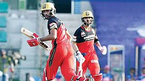 IPL 2021 पर छाए संकट के बादल! अक्षर पटेल के बाद विरोट कोहली की टीम का ये धुरंधर बल्लेबाज हुआ कोरोना पॉजिटिव