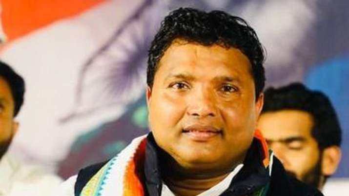 कोरोना काल में हर मर्ज की दवा है ये 'मसीहा', अस्पताल में बेड से लेकर रेमडेसिवर इंजेक्शन तक की करवा रहे व्यवस्था
