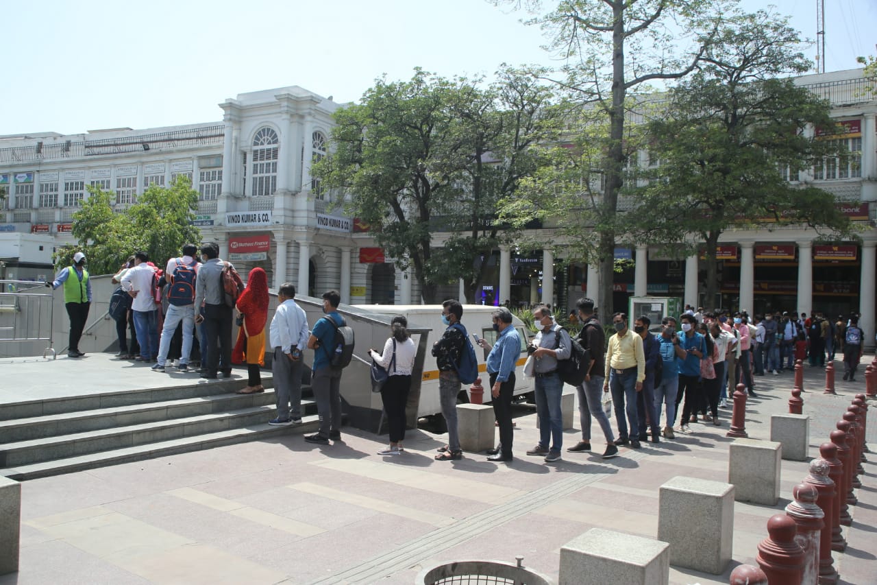 दिल्ली मेट्रो पर कोरोना महामारी का असर! कई स्टेशन अस्थाई रूप से बंद, नहीं हो रहा सोशल डिस्टेंसिंग का पालन