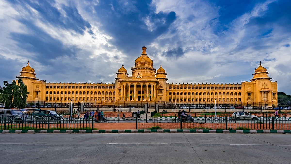 कर्नाटक में 3 उपचुनाव के लिए 30 उम्मीदवार मैदान में, 17 अप्रैल को मतदान