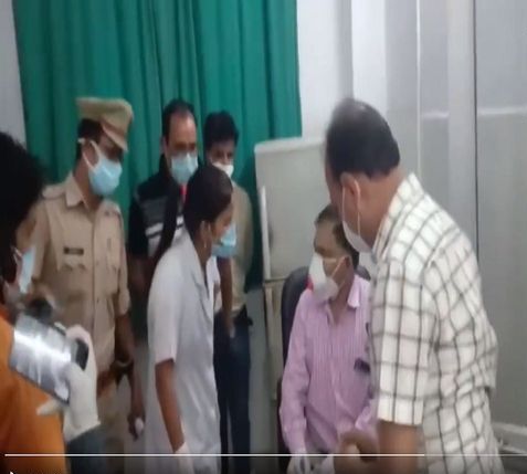 कोरोना काल में तनाव में स्वास्थ्यकर्मी, UP के रामपुर जिला अस्पताल में नर्स ने डॉक्टर को जड़ा तमाचा, डॉक्टर ने भी मारा मुक्का