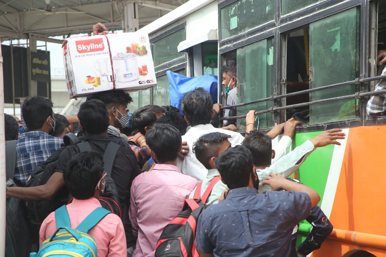 लॉकडाउन: फिर अपने शहर लौटने को मजबूर प्रवासी, बस स्टैंड और रेलवे स्टेशनों पर लंबी कतारें