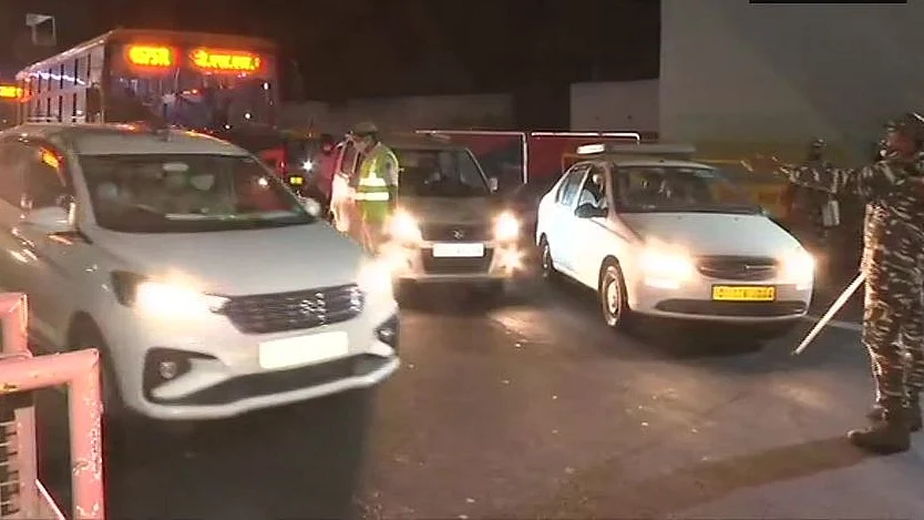 दिल्ली में 56 घंटे का लॉकडाउन शुरू, सड़कों पर उतरी पुलिस, जानें किन्हें रहेगी छूट