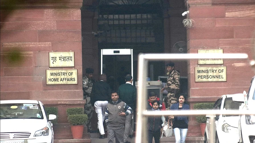 केंद्र ने राज्यों को लॉकडाउन लगाने से मना किया, दूसरी लहर के रोकथाम के उपाय करने को कहा