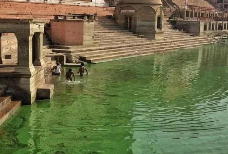 वाराणसी में बदला गंगा नदी का रंग, पानी से आ रही दुर्गंध, पहली बार हुआ है ऐसा, स्थानीय लोगों का दावा