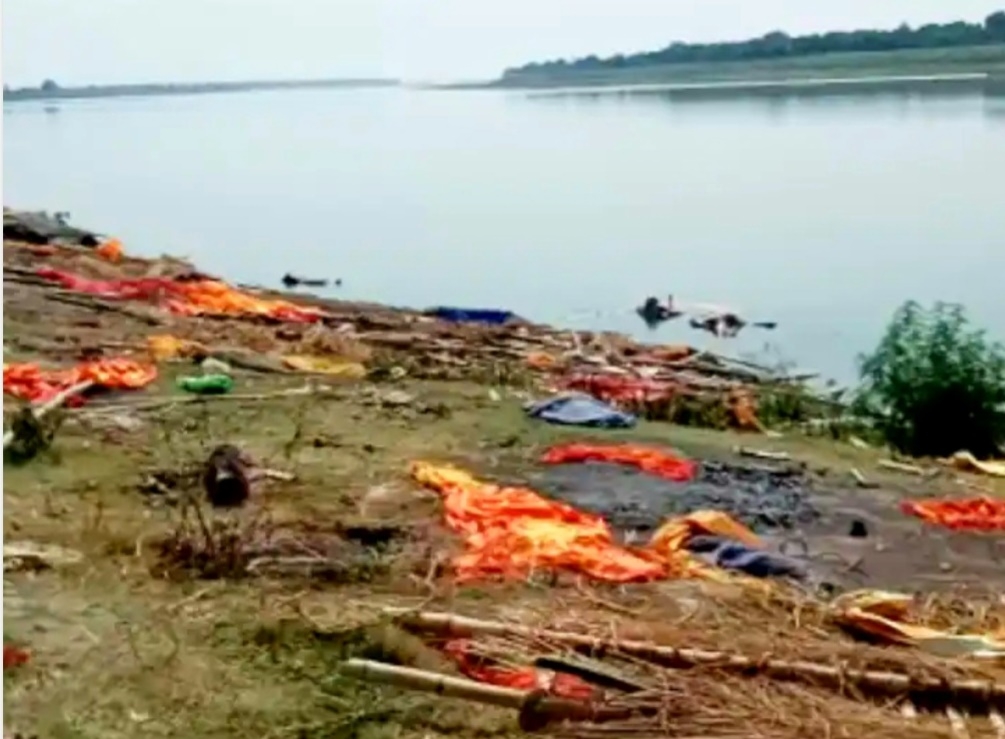 कोरोना के कहर के बीच इन लाशों का सच क्या? बिहार के बाद यूपी में गंगा नदी में मिले लोगों के शव, इलाके में दहशत