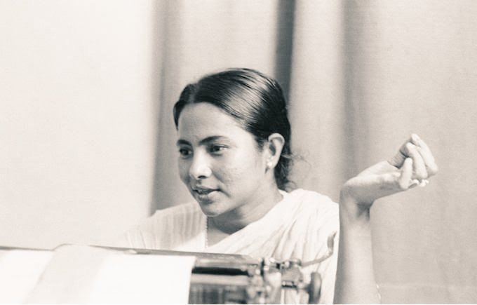ममता बनर्जी ने कर दिया 'खेला', भारी बहुमत से हैट्रिक करने की ओर, 100 का आंकड़ा पार करने के लिए बीजेपी का संघर्ष