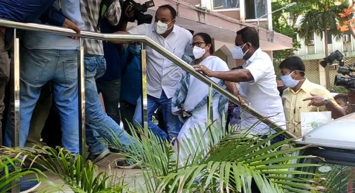 नारदा मामले में TMC नेताओं की गिरफ्तारी के बाद कोलकाता में बवाल, CBI के कार्यालय में धरने पर बैठीं ममता बनर्जी