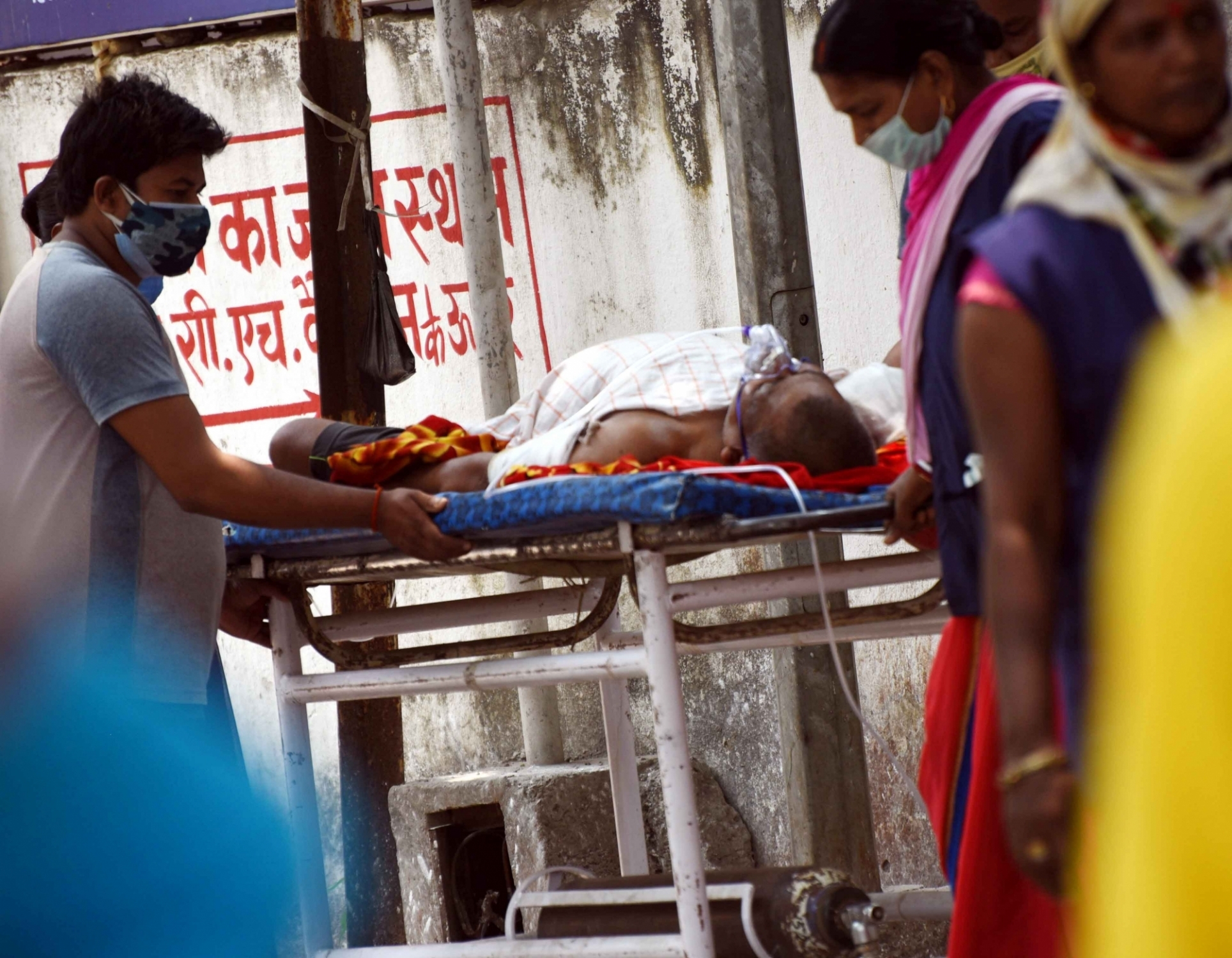 यूपी में कोरोना से स्वास्थ्य व्यवस्था बेहाल! 30 लोगों के मौत के बाद गांव वालों ने खुद संभाला मोर्चा, किया सील