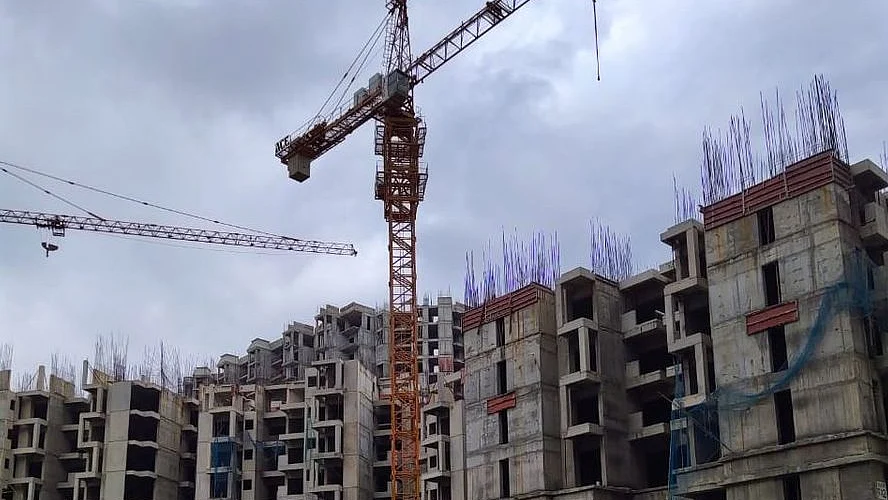 अर्थ जगत की 5 बड़ी खबरें: उपभोक्ता बाजार में पहली तिमाही में रिकॉर्ड बढ़ोतरी और 4.22 लाख से अधिक घरों के निर्माण में देरी