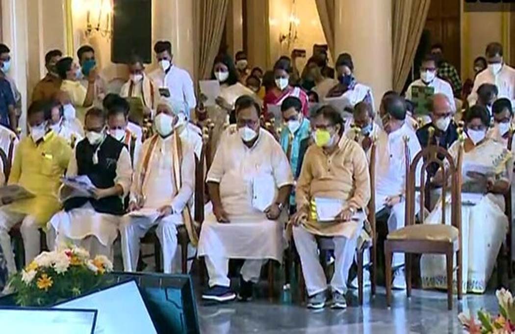 पश्चिम बंगाल: ममता कैबिनेट ने ली शपथ, 43 मंत्रियों में पुराने और नए चेहरे भी शामिल, देखें पूरी लिस्ट