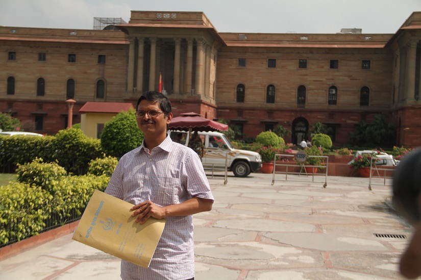 केंद्र ने अमिताभ ठाकुर को अनिवार्य सेवानिवृत्ति पर जानकारी देने से किया मना, कहा- नहीं बताई जा सकती