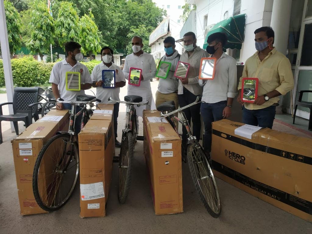 बढ़ते पेट्रोल-डीजल की कीमतों के खिलाफ युवा कांग्रेस का हल्ला बोल, मोदी-शाह समेत कई मंत्रियों को भेजी साइकिल