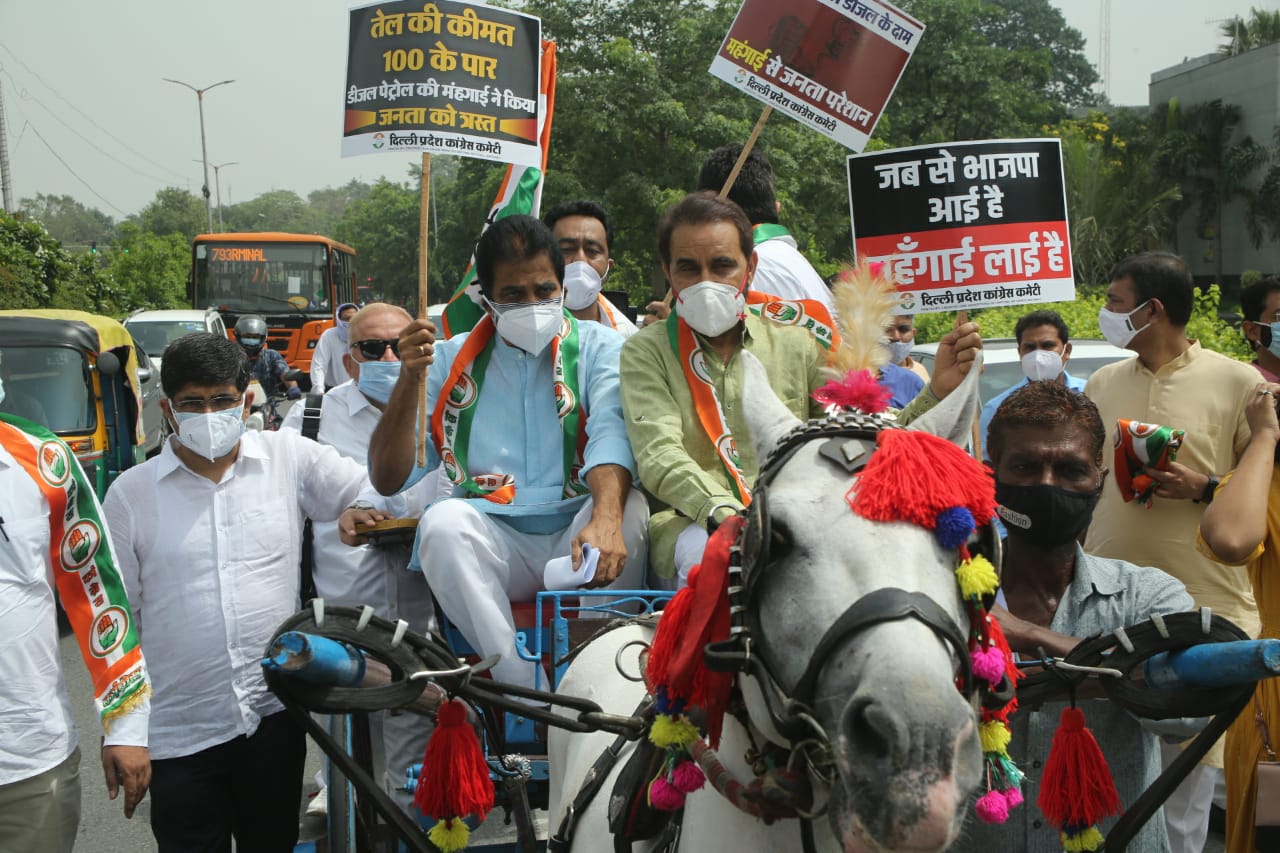 पेट्रोल-डीजल के दाम खिलाफ कांग्रेस का देशव्यापी प्रदर्शन, कहीं सड़क पर उतरे तो कहीं घोड़ा गाड़ी पर बैठकर जताया विरोध