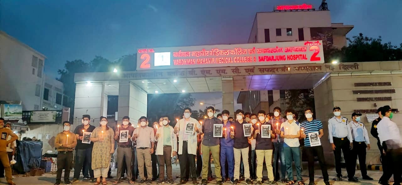 दिल्ली के रेजिडेंट डॉक्टरों ने MP के डॉक्टरों के समर्थन में निकाला कैंडल मार्च, शिवराज सरकार पर लगाए कई आरोप