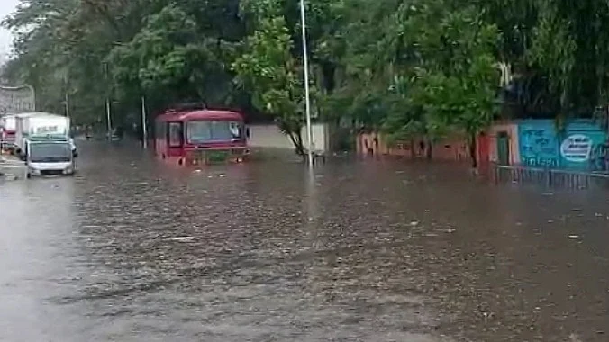 महाराष्ट्र में मानसून की दस्तक, बारिश से मुंबई में ट्रेन-यातायात प्रभावित, सड़कें बनीं तालाब, तस्वीरों में देखें हाल
