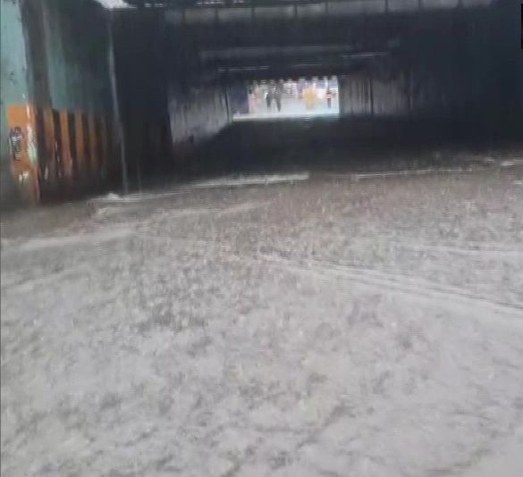 मुंबई में भारी बारिश से जनजवीन अस्त व्यस्त, शहर में जलभराव से बढ़ी मुश्किलें, आगे भी राहत नहीं