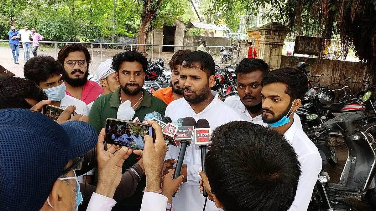 राम मंदिर भूमि खरीद घोटाले के खिलाफ NSUI ने फूंका योगी-मोदी का पुतला, अयोध्या कूच की दी चेतावनी