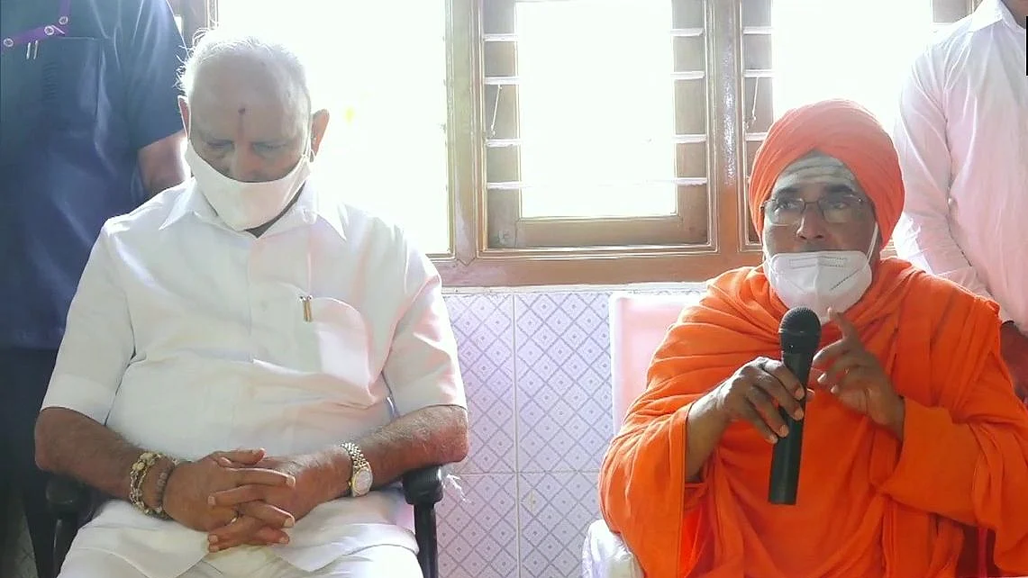 बड़ी खबर LIVE: कुर्सी बचाने साधुओं की शरण में पहुंचे येदुरप्पा, मठाधीश ने नेतृत्व परिवर्तन पर दी चेतावनी