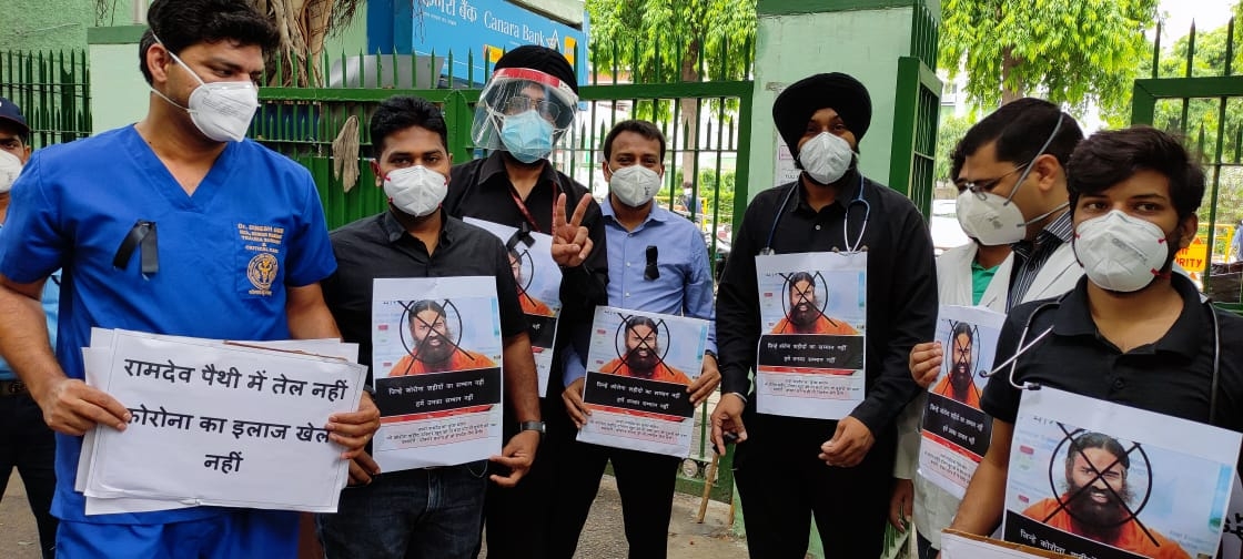 बाबा रामदेव के खिलाफ डॉक्टरों का विरोध प्रदर्शन, किसी ने गले में लगाया पोस्टर, किसी ने PPE में किया प्रोटेस्ट