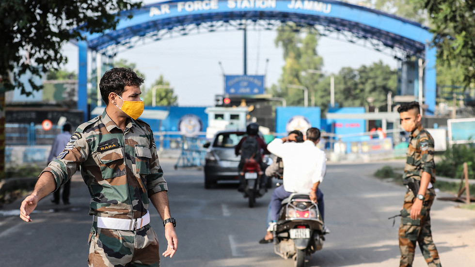 घाटी में बड़े आतंकी हमले की साजिश! अब कालूचक मिलिट्री स्टेशन के पास दिखे 2 ड्रोन, सेना की फायरिंग के बाद हुए गायब