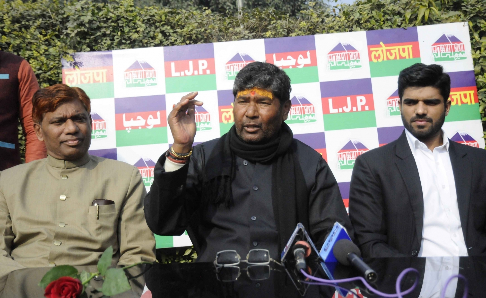 चिराग के इस चाल से पस्त होंगे पशुपति पारस? 'चाचा' के लिए 'भतीजे' को अध्यक्ष पद से हटाना इतना आसान नहीं