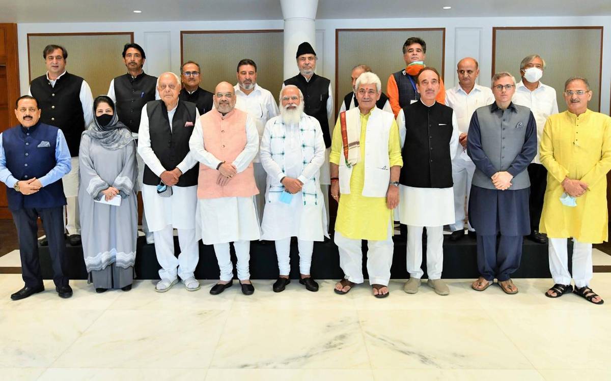 राम पुनियानी का लेखः प्रजातान्त्रिक प्रक्रियाएं और कश्मीर की गुत्थी, दिल की दूरी बन्दूक की नोक पर कम नहीं होती