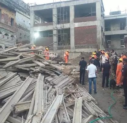 पीएम मोदी के संसदीय क्षेत्र में बड़ा हादसा, काशी विश्वनाथ परिसर में इमारत के गिरने से 2 लोगों की मौत, 7 घायल