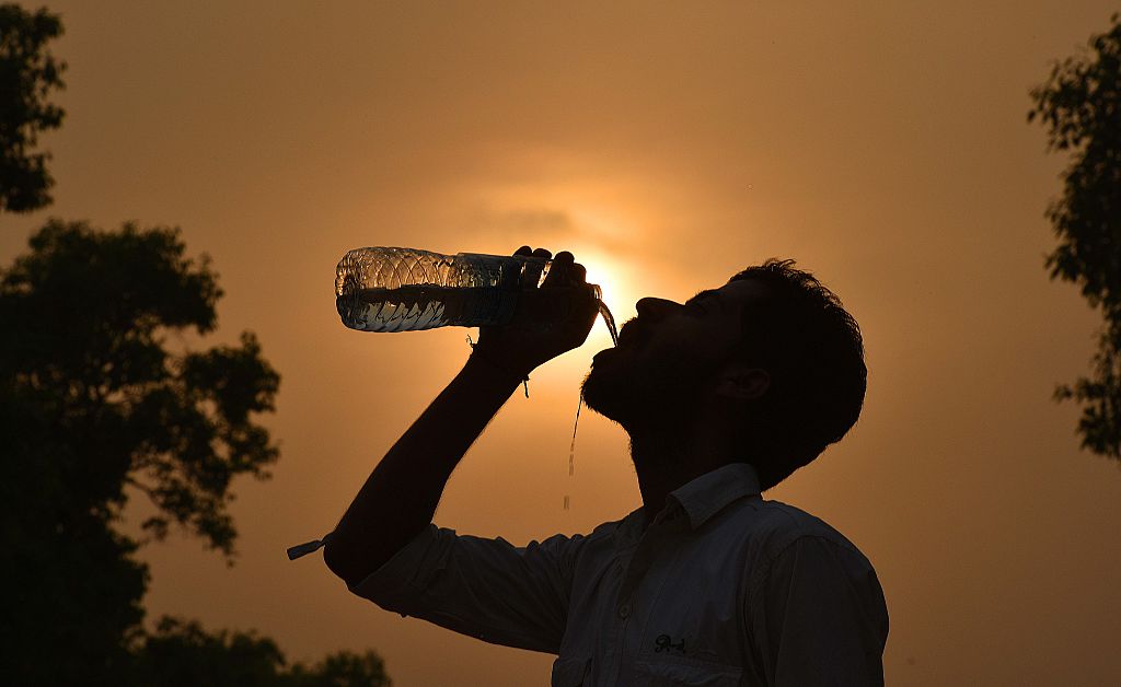 वीडियो: हाय गर्मी! दिल्ली में गर्मी ने तोड़ा पिछले 90 साल का रिकॉर्ड, इतना पहुंचा पारा, झुलसाती लू भी बरपा रही कहर
