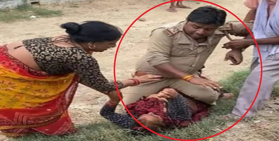 उत्तर प्रदेश पुलिस की 'बर्बर तस्वीर' पर मचा बवाल! महिला के ऊपर बैठकर बुरी तरह से पीटने का आरोप