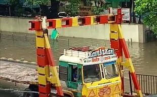 भारी बारिश से मुंबई बेहाल, सड़क और रेल यातायात प्रभावित, कई इलाके डूबे, लोग परेशान, देखें तस्वीरें