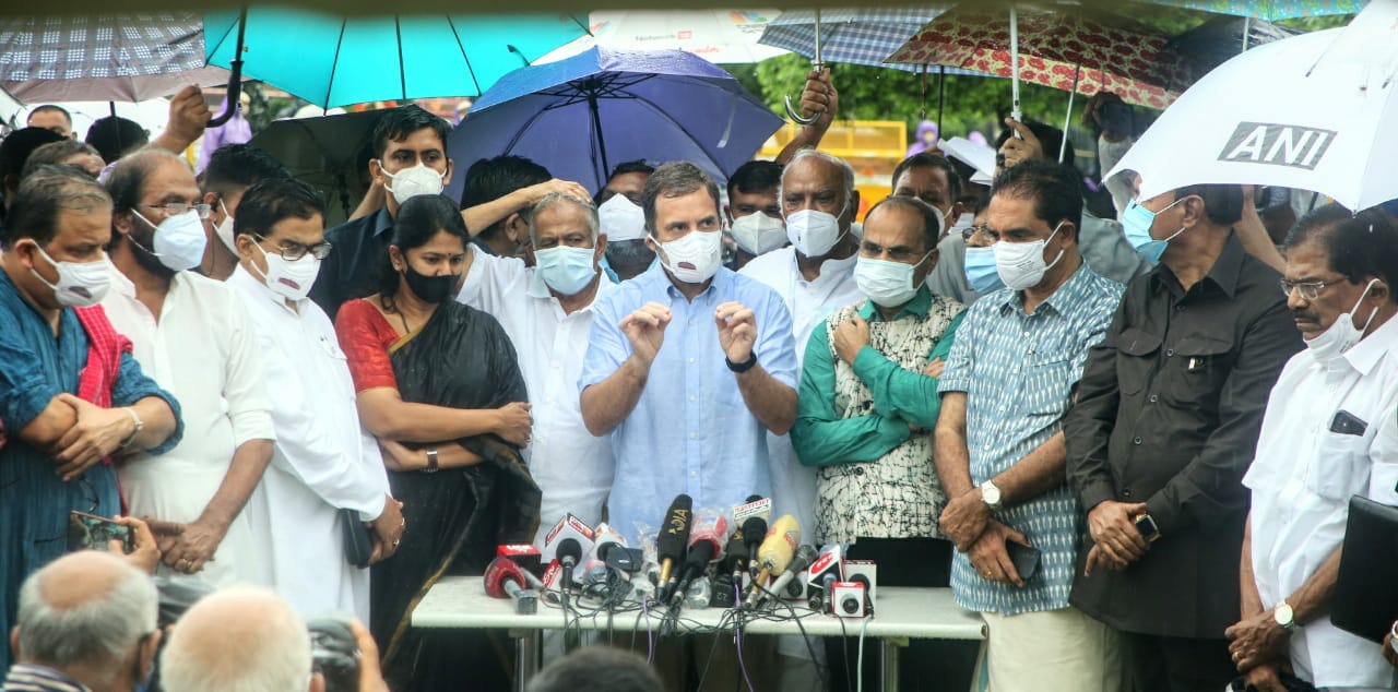 राहुल गांधी का मोदी सरकार पर हमला, कहा- मत करो संसद का समय बर्बाद, करने दो महंगाई-किसान और पेगासस की बात