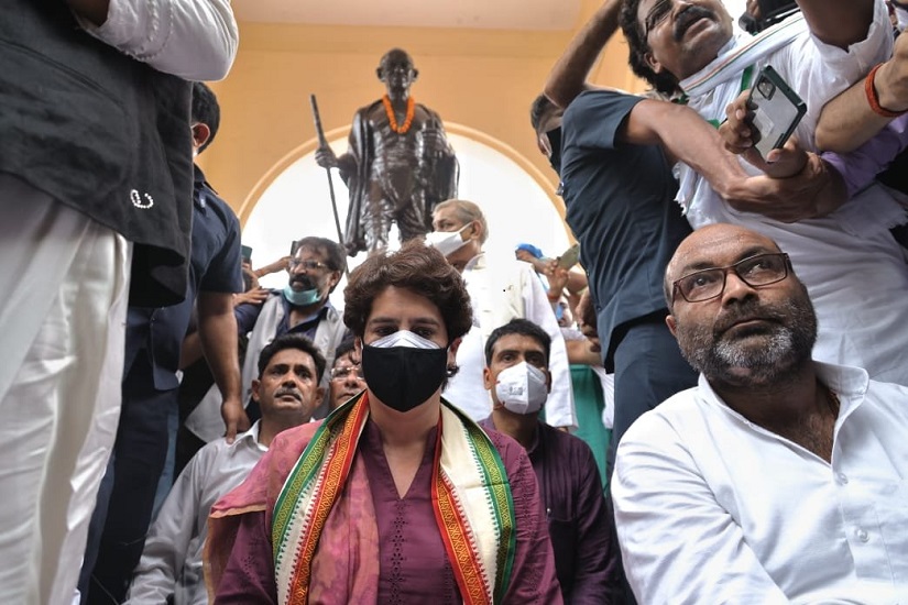 लखनऊ पहुंचीं प्रियंका ने गांधी प्रतीमा पर दिया मौन धरना, ध्वस्त कानून-व्यवस्था, हिंसा, महिला उत्पीड़न का किया विरोध