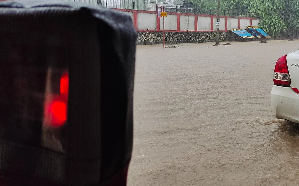 भारी बारिश से मुंबई बेहाल, सड़क और रेल यातायात प्रभावित, कई इलाके डूबे, लोग परेशान, देखें तस्वीरें