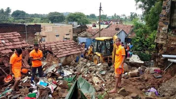 UP के सीतापुर में दर्दनाक हादसा! भारी बारिश से तीन जगहों पर गिरी दीवार, मलबे में दबकर 7 की मौत