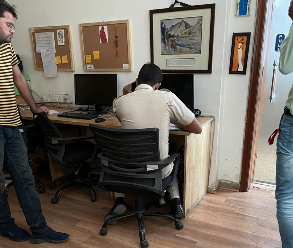 पेगासस खुलासे में शामिल ‘द वायर’ के ऑफिस पहुंची दिल्ली पुलिस, सवाल उठने पर बताया रूटीन चेकिंग