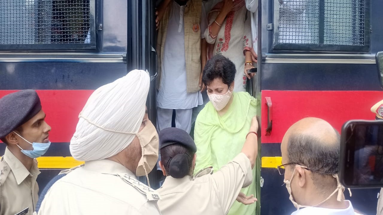 जासूसी कांड: मोदी सरकार के खिलाफ हरियाणा कांग्रेस का हल्ला बोल! कुमारी सैलजा समेत हिरासत में कई नेता, राजभवन कर रहे थे कूच