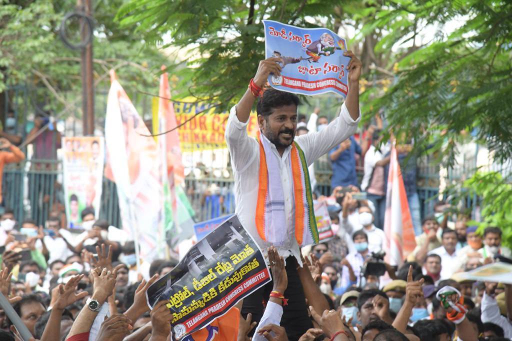 ईंधन कीमतों के खिलाफ तेलंगाना कांग्रेस का जोरदार प्रदर्शन, प्रदेश अध्यक्ष रेवंत रेड्डी समेत कई नेता गिरफ्तार