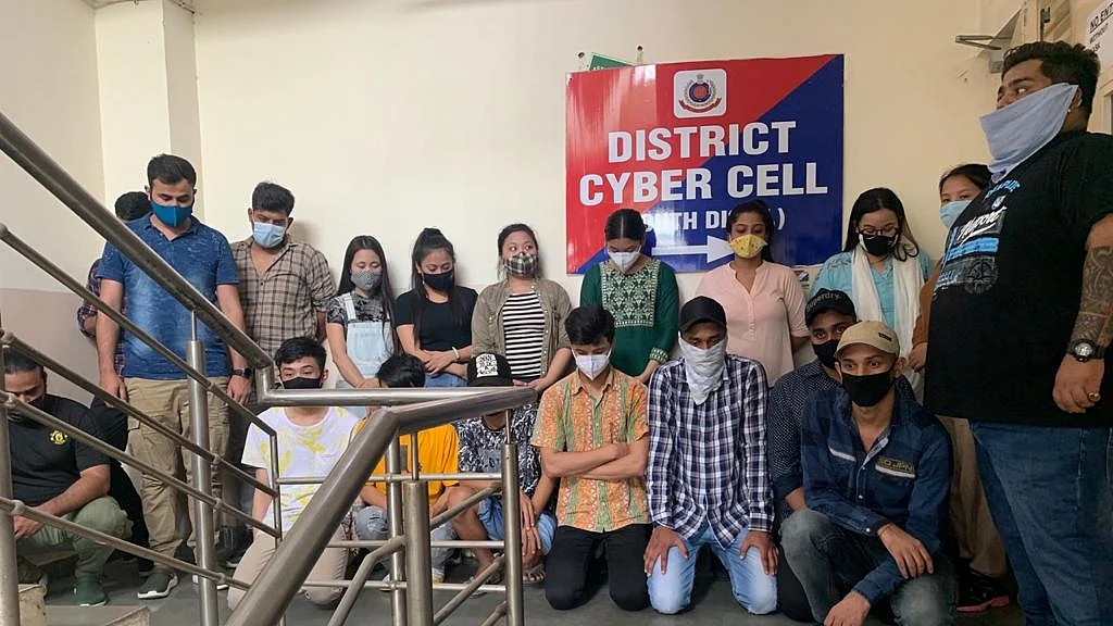फर्जी कॉल से सावधान! दिल्ली में एक और फर्जी कॉल सेंटर का भंडाफोड़, 19 लोग गिरफ्तार