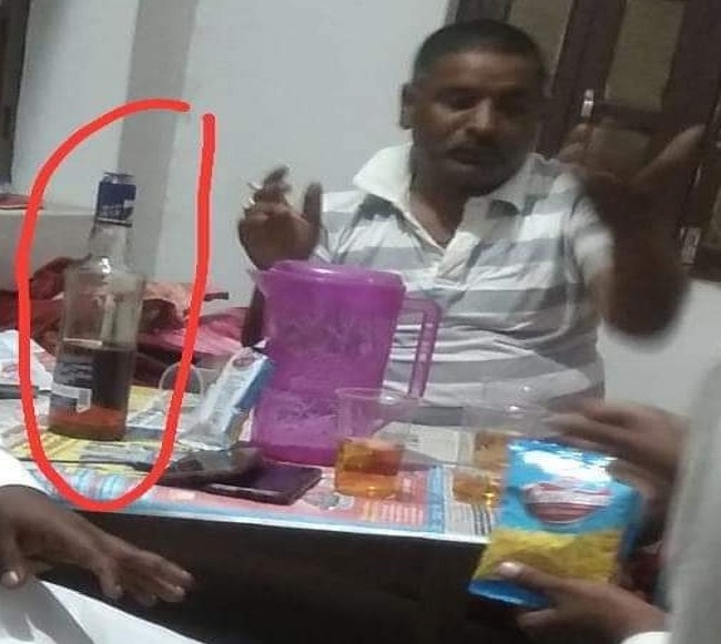 बिहार में बीजेपी जिलाध्यक्ष शराब पीते कैमरे में कैद, नीतीश की शराबबंदी पर लगा सवालिया निशान