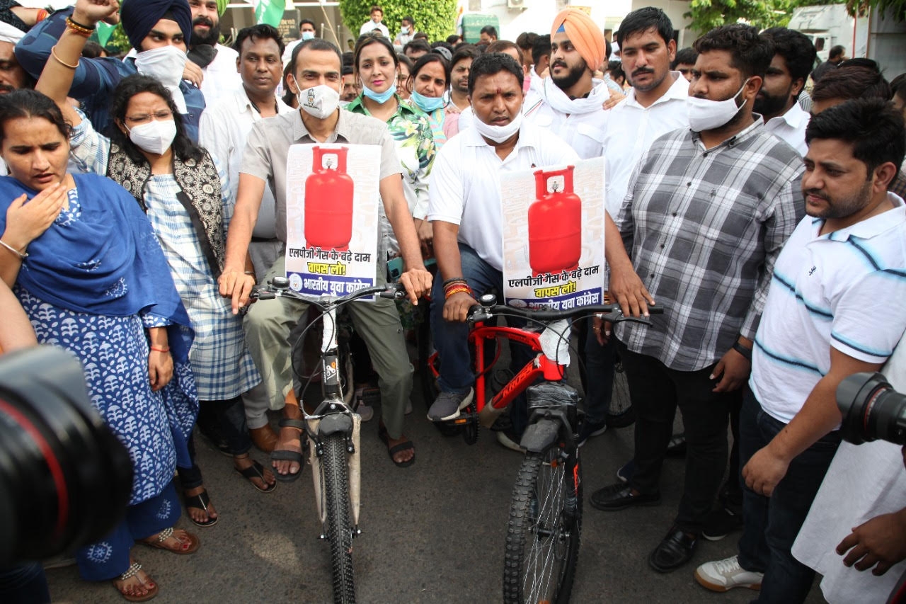 यूथ कांग्रेस ने पेट्रोल-डीजल-गैस के बढ़ते दामों के खिलाफ किया प्रदर्शन, कहा- मोदी है तो मंहगाई है