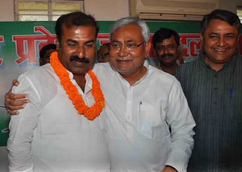 बिहार में नीतीश सरकार को बड़ा झटका, मंत्री मदन सहनी ने दिया इस्तीफा, भ्रष्टाचार और बेलगाम नौकरशाही का लगाया आरोप