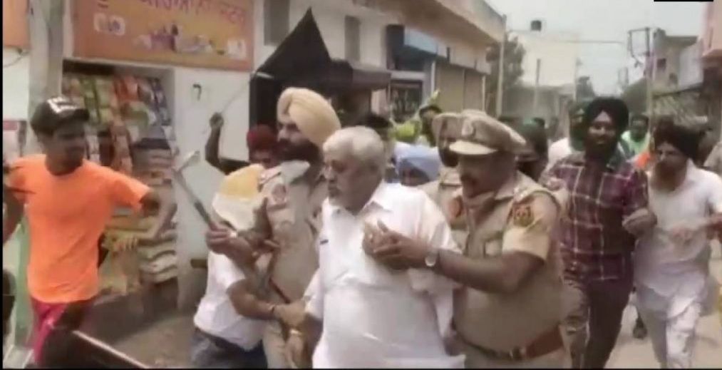 पंजाब में किसानों ने बीजेपी नेताओं को बनाया बंधक, पुलिस ने 12 घंटे की मशक्कत के बाद सुरक्षित छुड़ाया